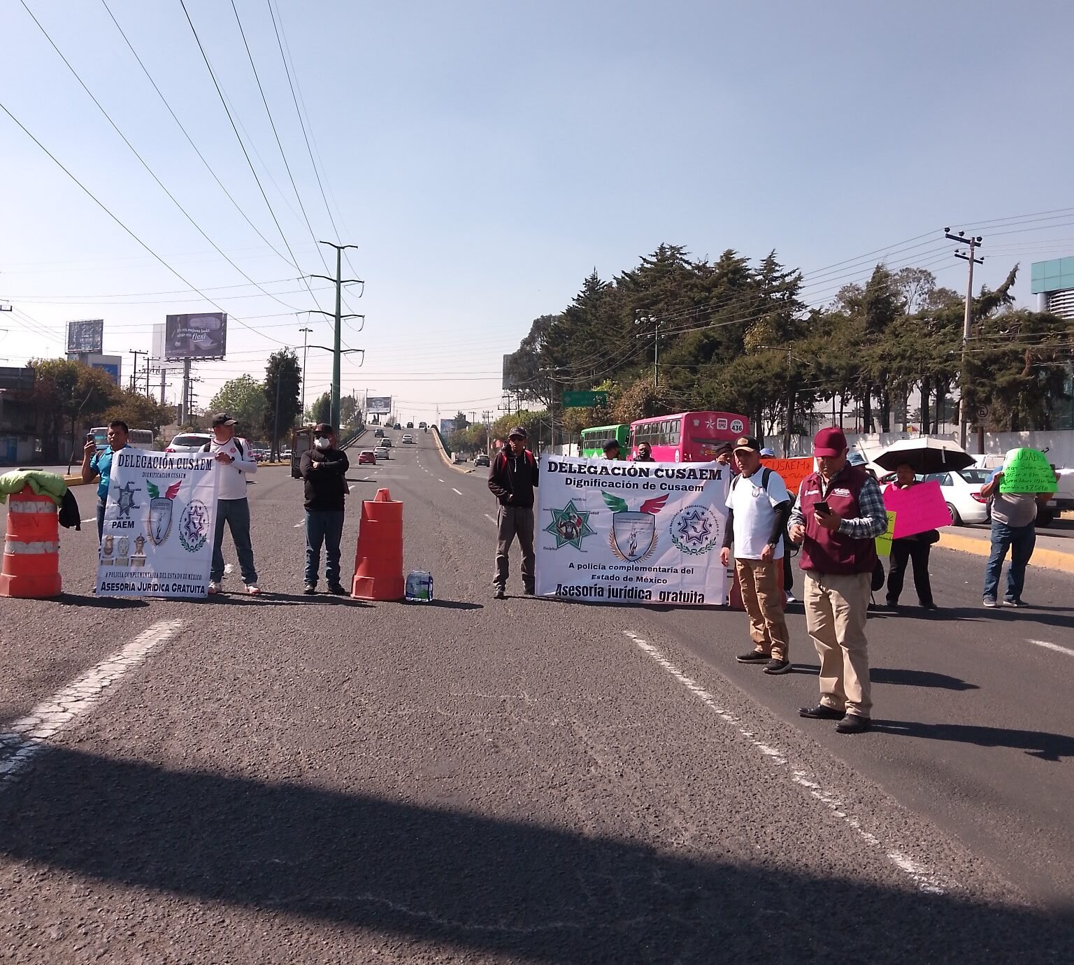 Policías estatales protestan bloqueando Paseo Tollocan; instalan mesa de diálogo