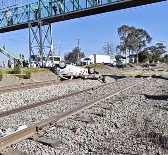 Accidente en la Toluca-Palmillas: taxi termina sobre vías férreas tras impacto con pipa de gas