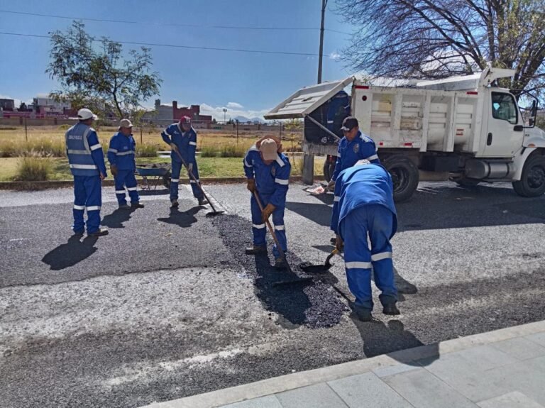 Metepec inicia trabajos de bacheo, mejoramiento vial y balizamiento en varias colonias