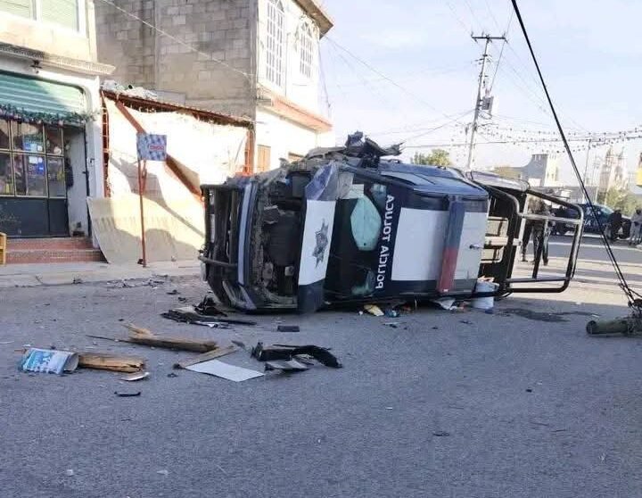 Patrulla se estrella contra una casa y sufre volcadura en #Toluca