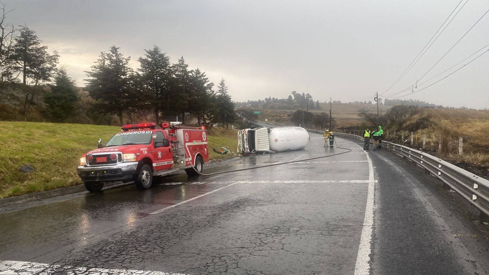Volcadura de pipa de gas en la Atlacomulco–Toluca activa operativo de emergencia