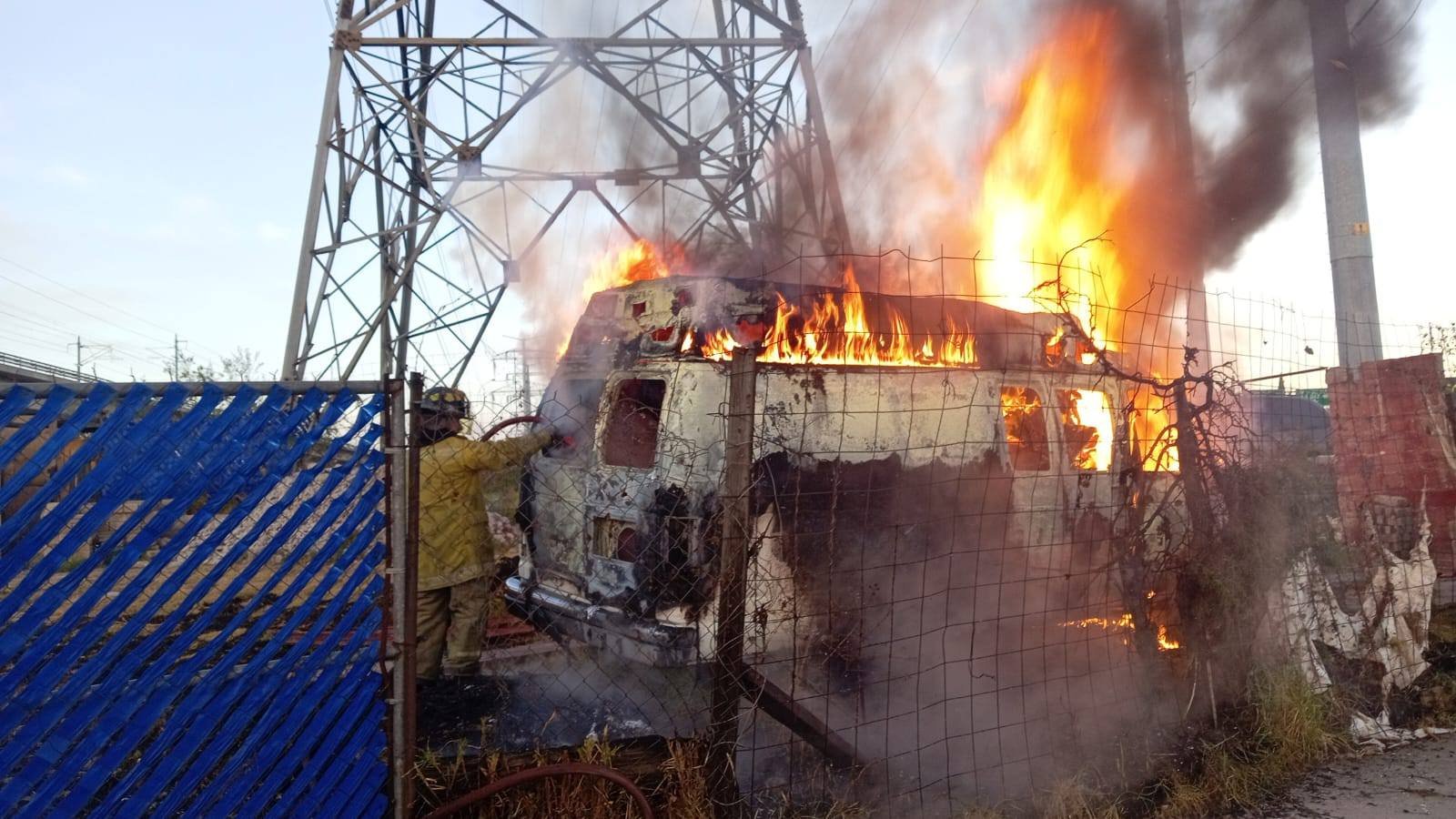 Controlan incendio de ambulancia en #Toluca