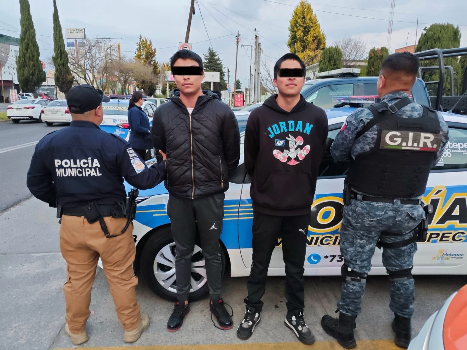 Detienen en #Metepec a dos hombres por amenazar a transeúntes con machete en Rancho San Francisco