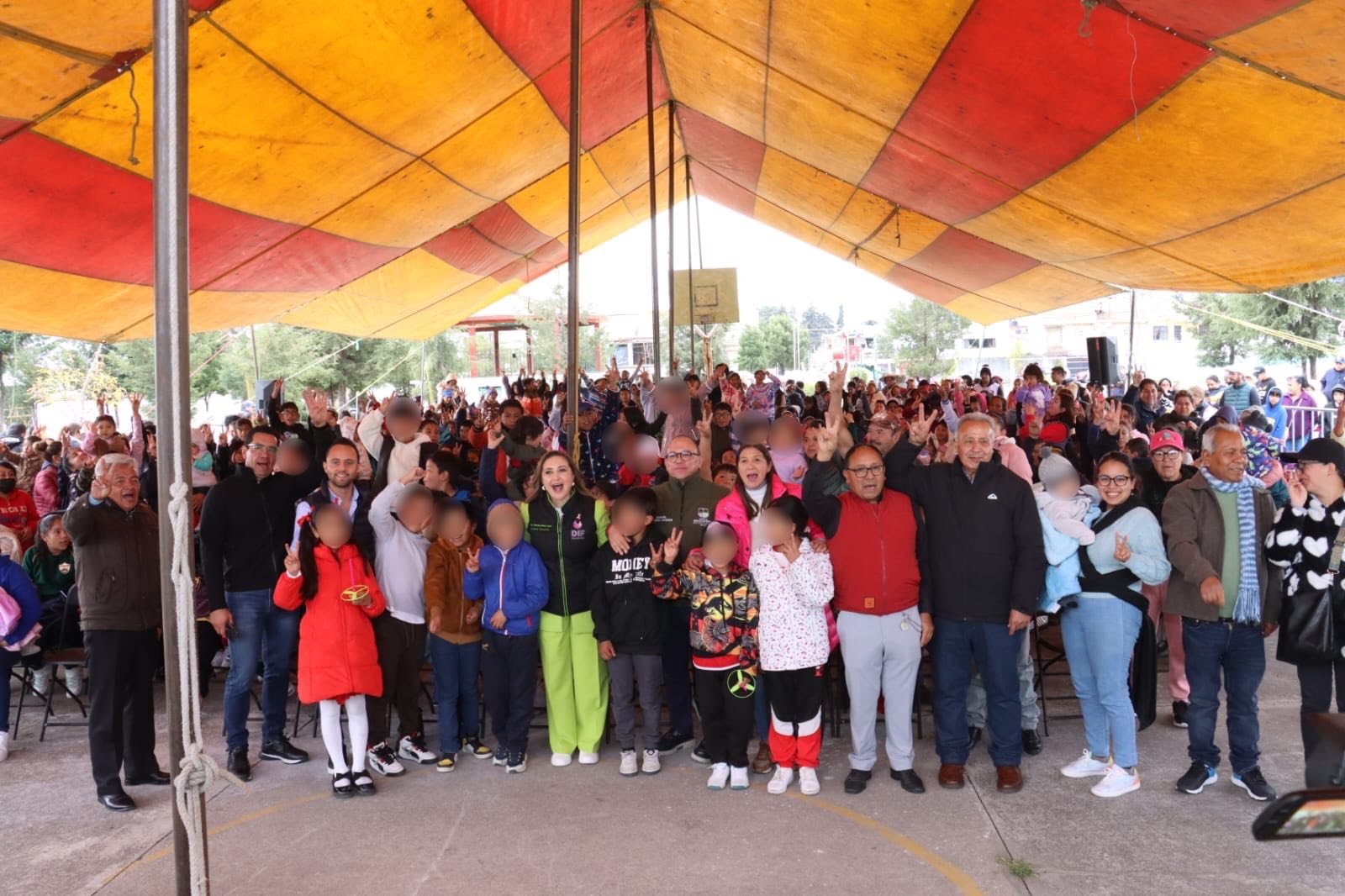 Entrega de juguetes por Día de Reyes en colonias de #Zinacantepec