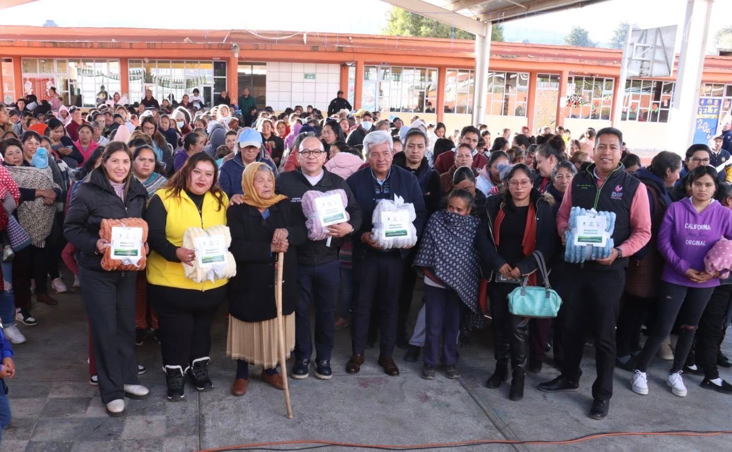 Apoyos invernales llegan a comunidades de #Zinacantepec ante bajas temperaturas