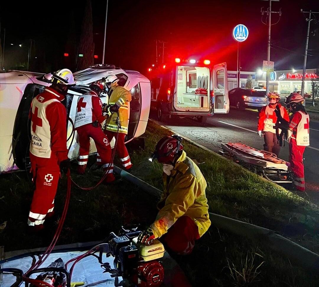Un hombre al hospital tras volcadura en avenida Alpinismo de #Toluca