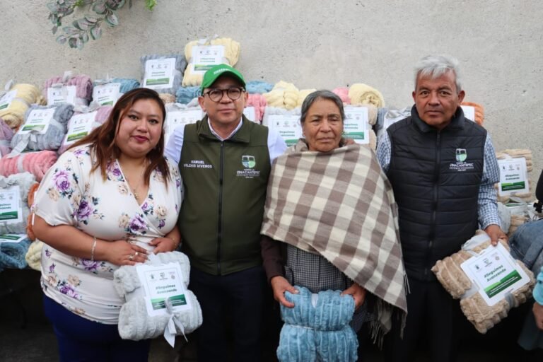 Entregan apoyos invernales en barrios de #Zinacantepec para población vulnerable