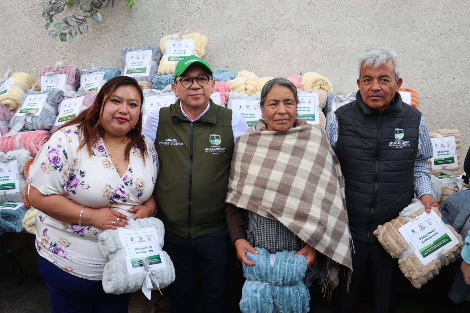 Entregan apoyos invernales en barrios de #Zinacantepec para población vulnerable