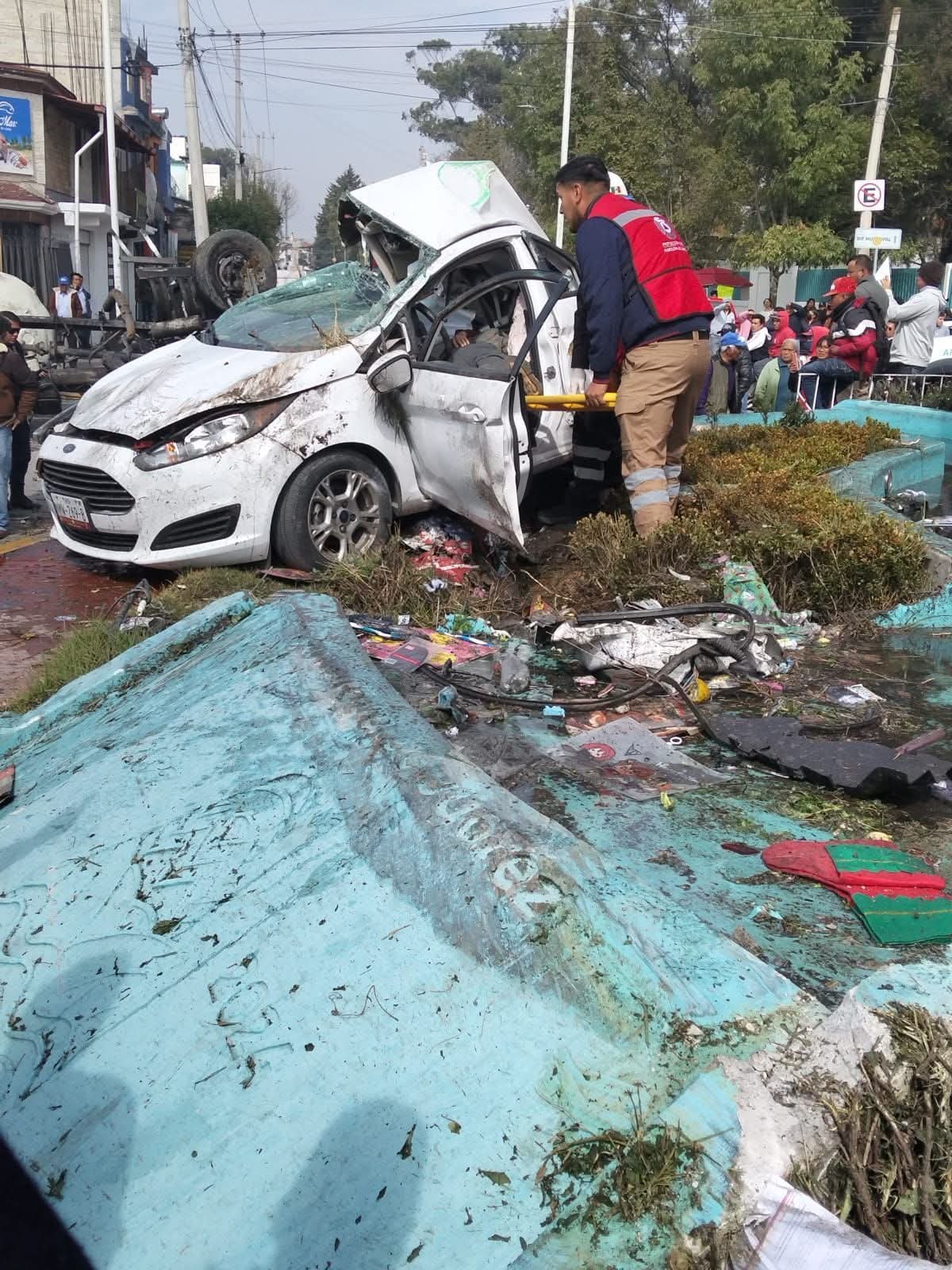 Revolvedora sin frenos provoca fuerte accidente en Almoloya de Juárez; profesora queda grave. Video