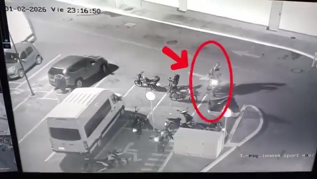 Policía de Metepec frustra robo de motocicleta y detiene a dos sujetos. Video