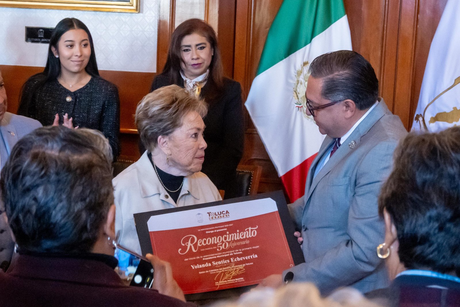 Reconoce alcalde de Toluca a Yolanda Sentíes, pionera de la política municipal