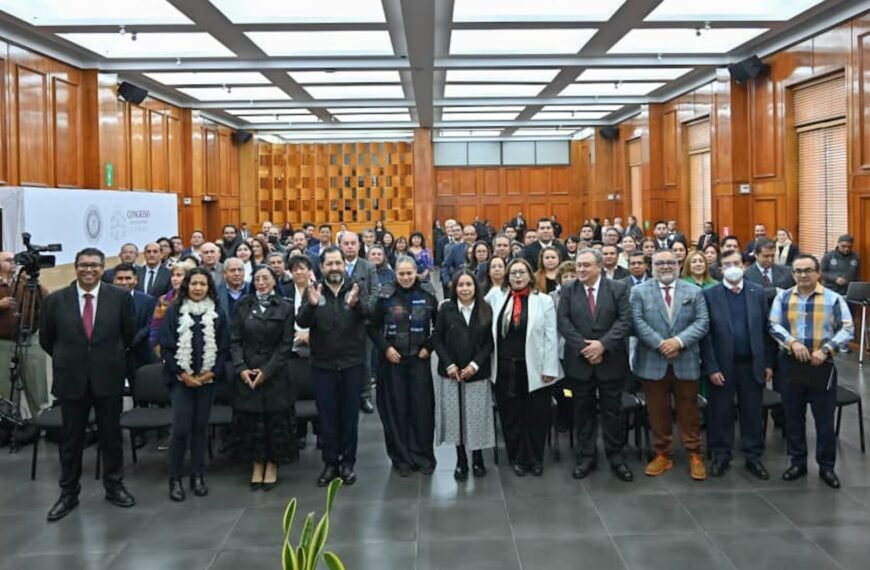 Francisco Vázquez encabeza entrega de estímulos a personal del Poder Legislativo