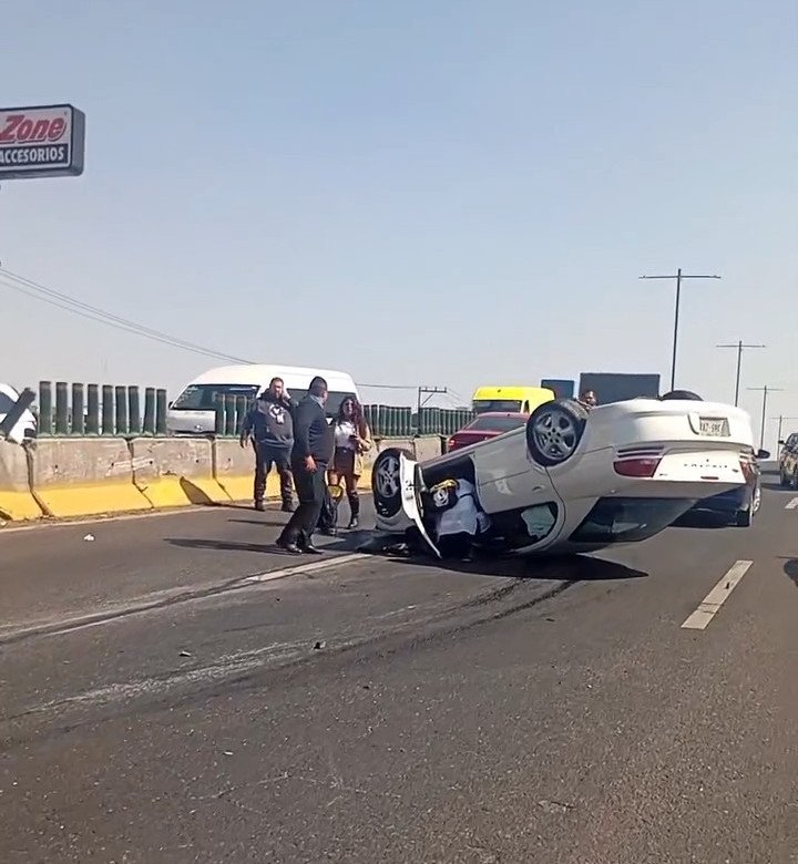 Volcadura en Paseo Tollocan provoca severo congestionamiento