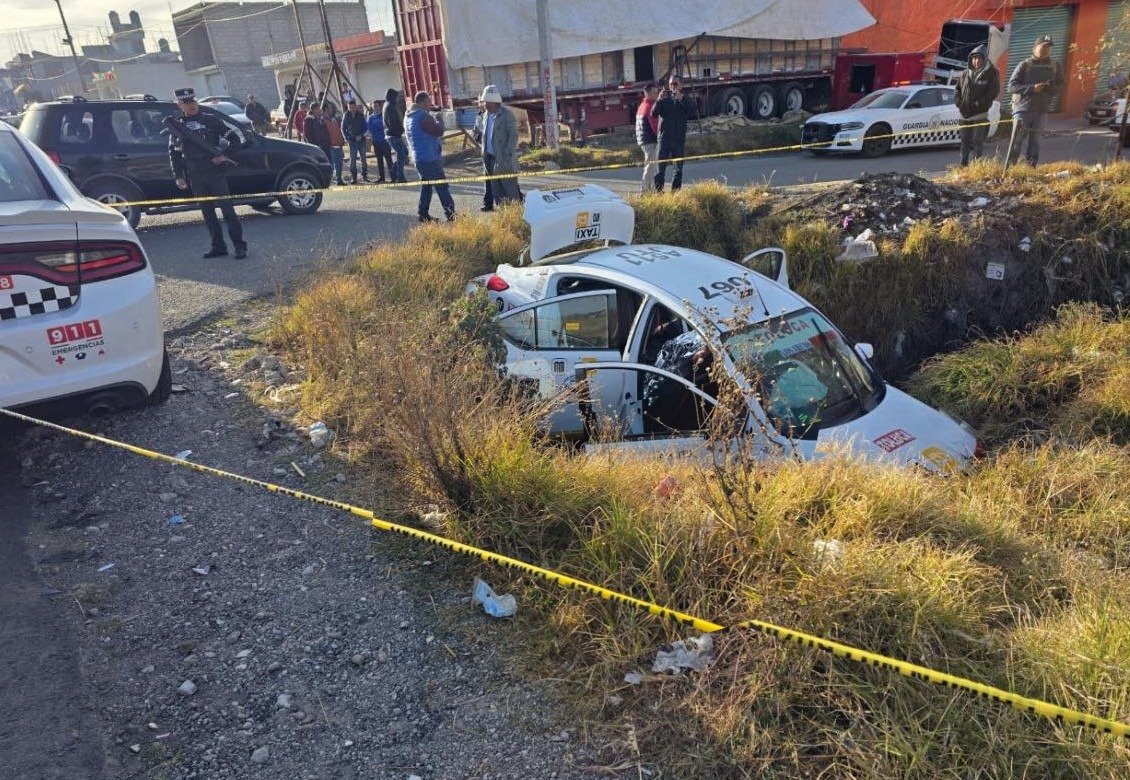 Pierde la vida pasajero de taxi tras choque frontal en la Toluca–Zitácuaro
