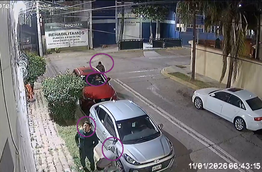 Buscan identificar a sujetos que en minutos se robaron todas las llantas de un auto en Tlalnepantla. Video