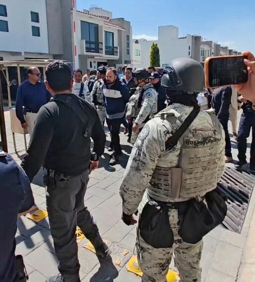 Sujeto en sentido contrario en #SanMateoAtenco atropella a padre y su hija en bicicleta rumbo al escuela; casi lo linchan, finalmente fue detenido