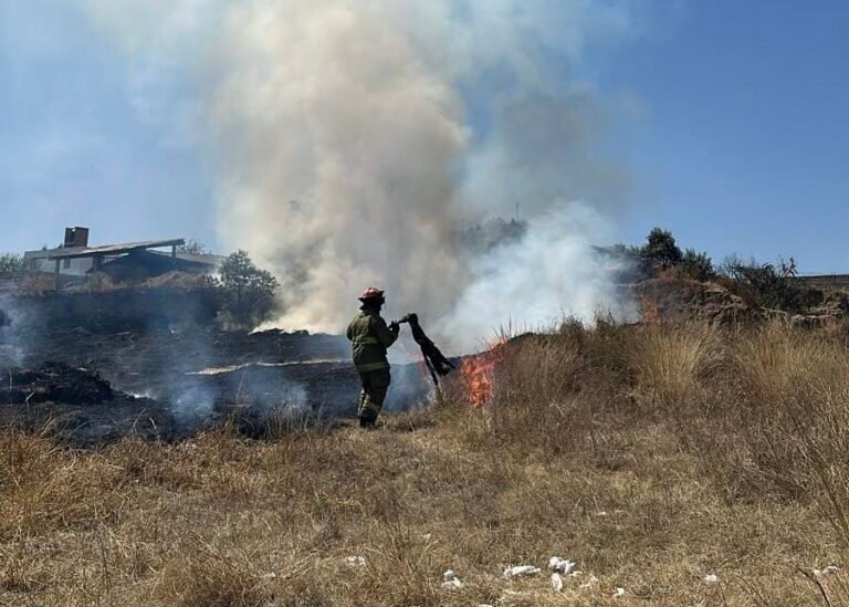 En un solo día, bomberos de #Metepec controlan cuatro incendios