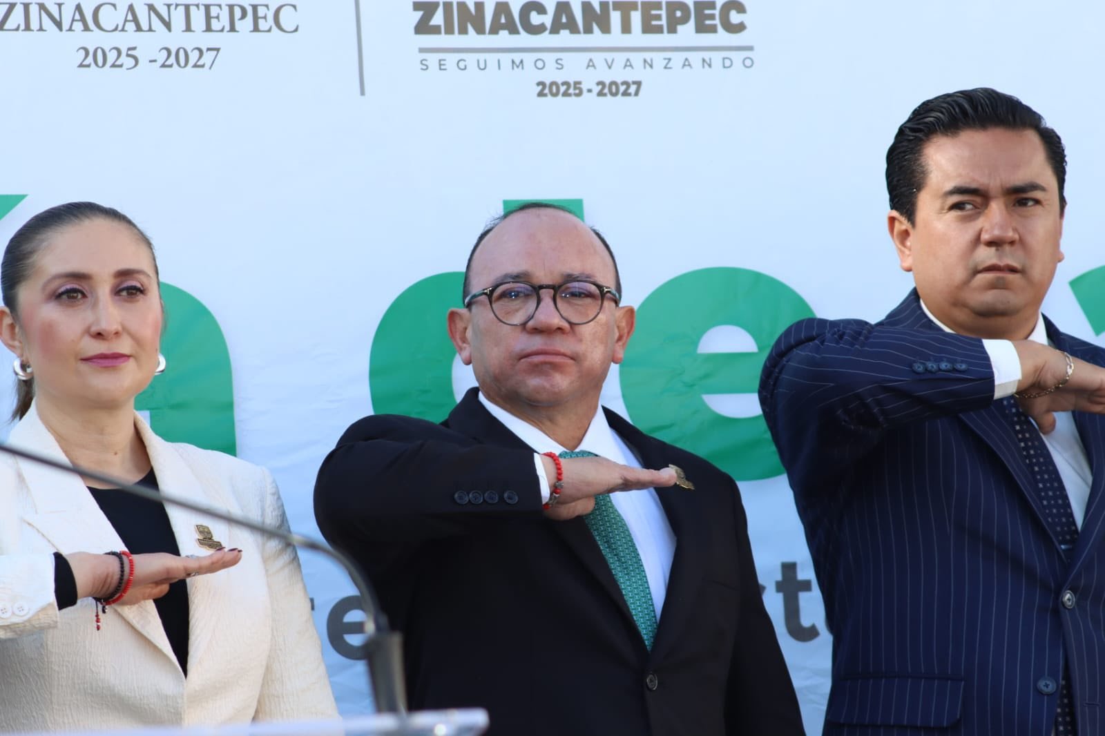 Zinacantepec conmemora el Día de la Bandera y abanderan escoltas escolares