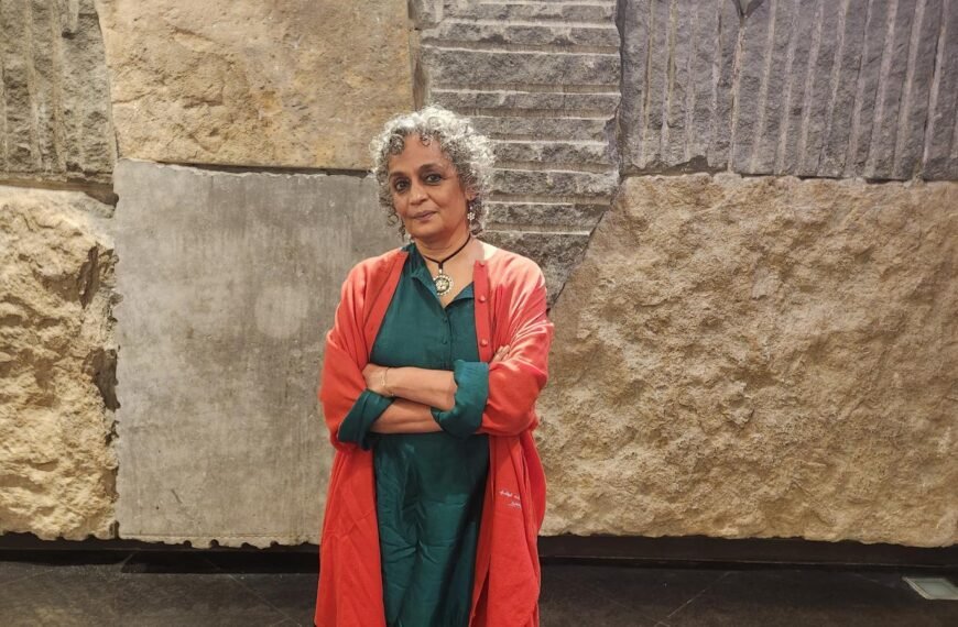 Crisis en la Berlinale: Arundhati Roy retira su película, tras declaraciones del presidente del festival sobre Gaza