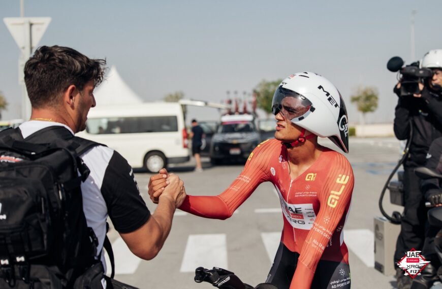 Evenepoel gana etapa 2 del Tour de los EAU, pero Isaac del Toro sigue en la pelea; viene etapa de montaña