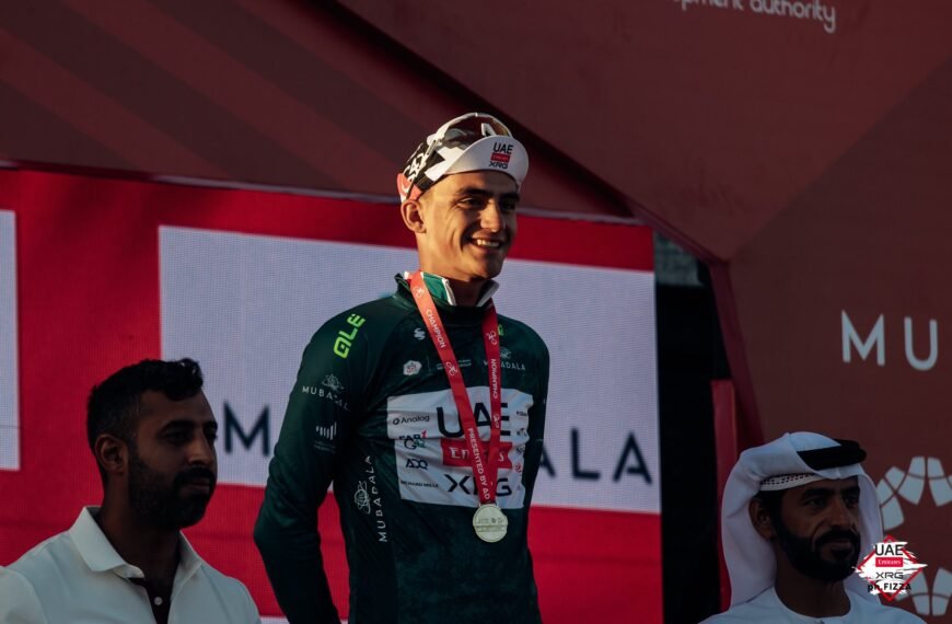 Isaac del Toro destroza a Evenepoel en Jebel Mobrah y escala al 2° lugar del Tour de los EAU
