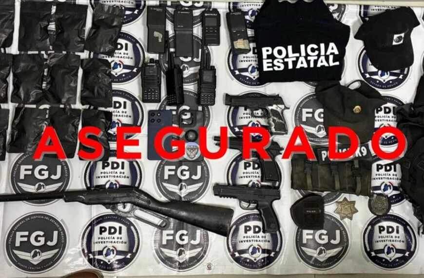 Tras cateo, capturan a sujeto que tenía arsenal con insignias oficiales y narcóticos en Cuautitlán Izcalli
