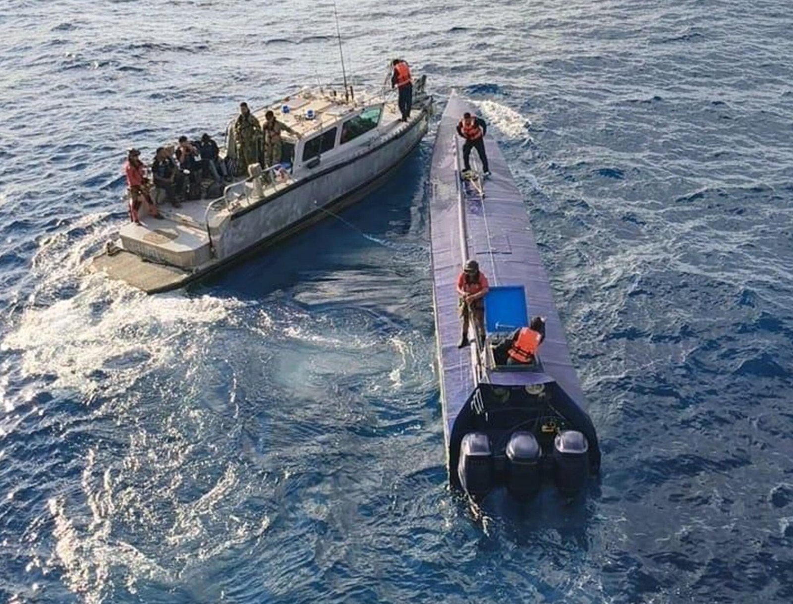Aseguran semisumergible con toneladas de ‘coca’ frente a Colima. Video
