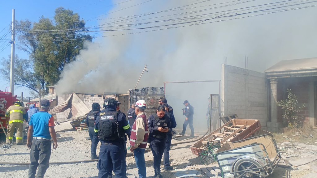 Evacúan a 60 personas tras incendio que alcanzó 4 inmuebles en #Tultitlán
