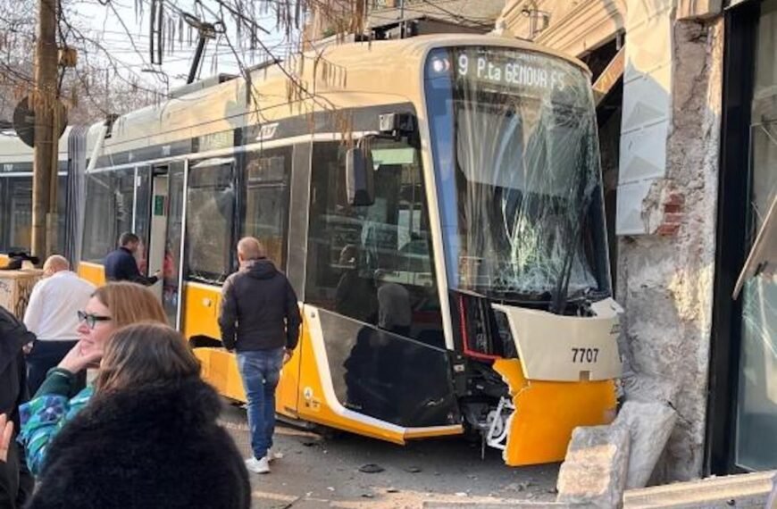 Caos en Milán: tranvía fuera de control choca contra edificio. Video