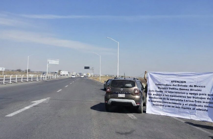 Camioneros bloquean autopista Lerma–Tres Marías por falta de pago de la concesionaria tras reparar inundaciones