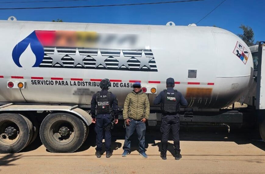 Capturan a sujeto con pipa de 22 mil litros robando combustible en Edoméx