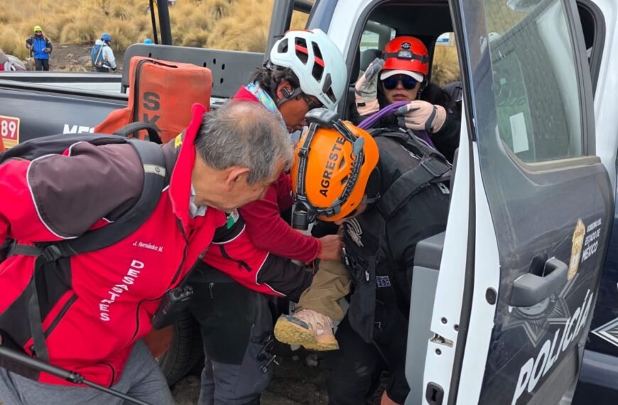 Rescate en el Iztaccíhuatl: mujer lesionada es auxiliada durante descenso