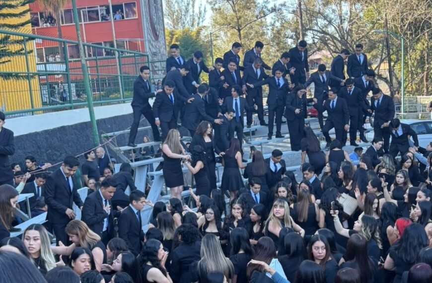 Se desploma tarima en la Universidad Veracruzana y deja 18 estudiantes heridos