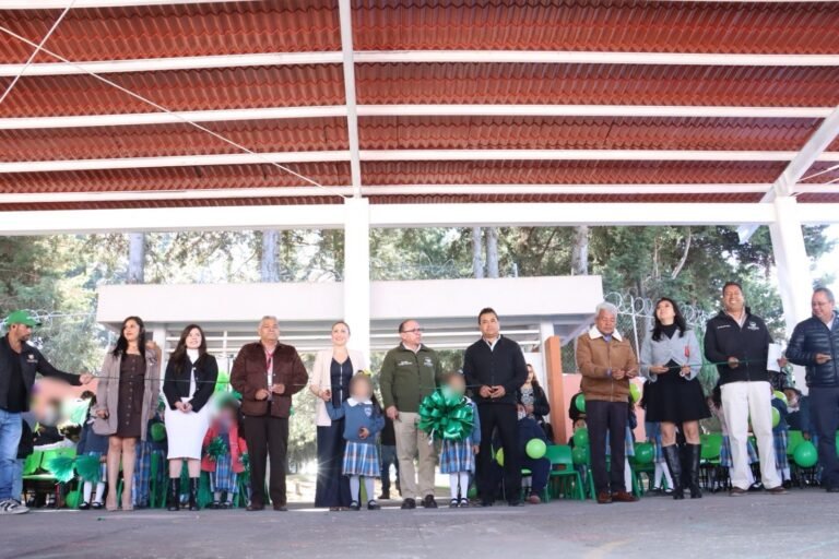Alcalde de #Zinacantepec entrega techumbre y juegos infantiles en jardín de niños de San Luis Mextepec