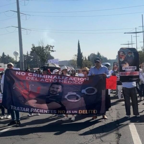 Protesta médica paraliza vialidades en Toluca por detención de cirujano plástico