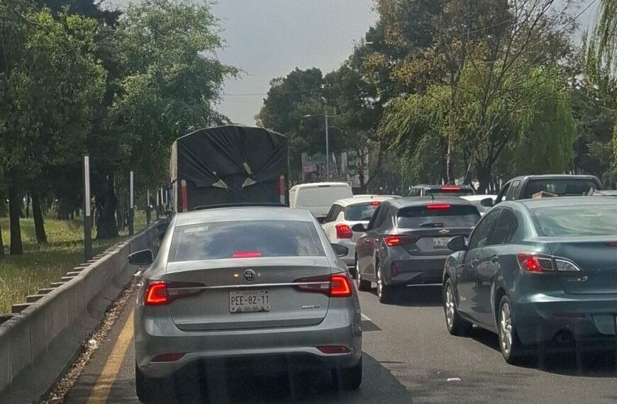 Doble incidente en Paseo Tollocan: accidente con pipa peligrosa y bloqueo complican la circulación hacia Toluca