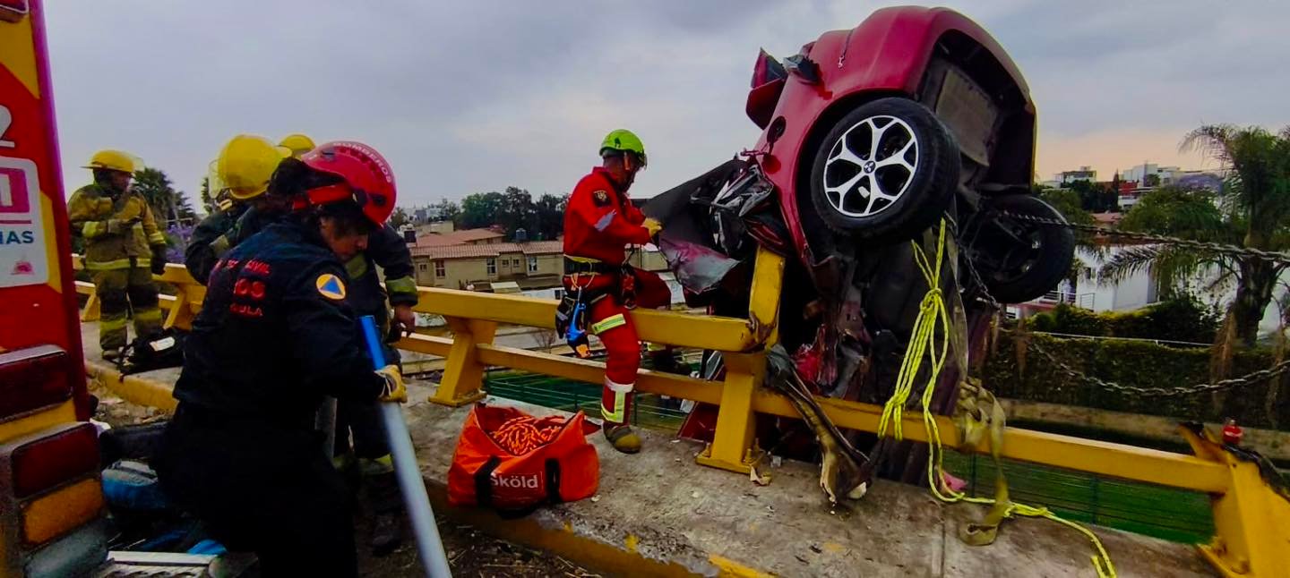 Familia queda colgando de un puente tras accidente en Puebla. Video