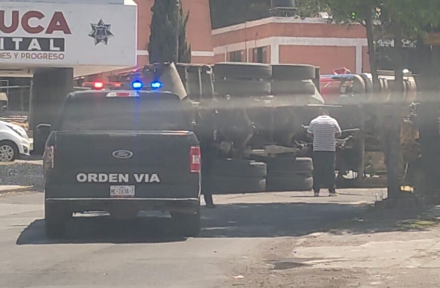 Volcadura de camión provoca caos vial en la salida a Paseo Tollocan, en Toluca