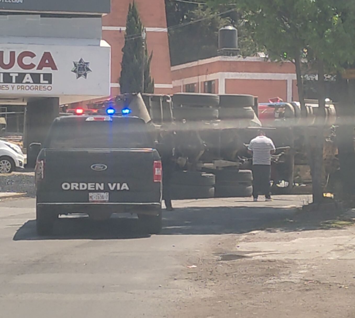 Volcadura de camión provoca caos vial en la salida a Paseo Tollocan, en Toluca