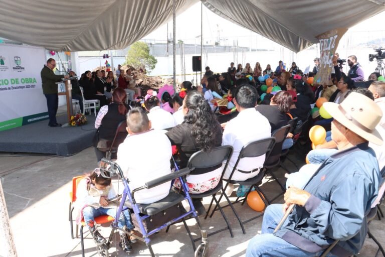 Alcalde Manuel Vilchis supervisa inicio de obras en CAM de #Zinacantepec; recibe pastel de cumpleaños