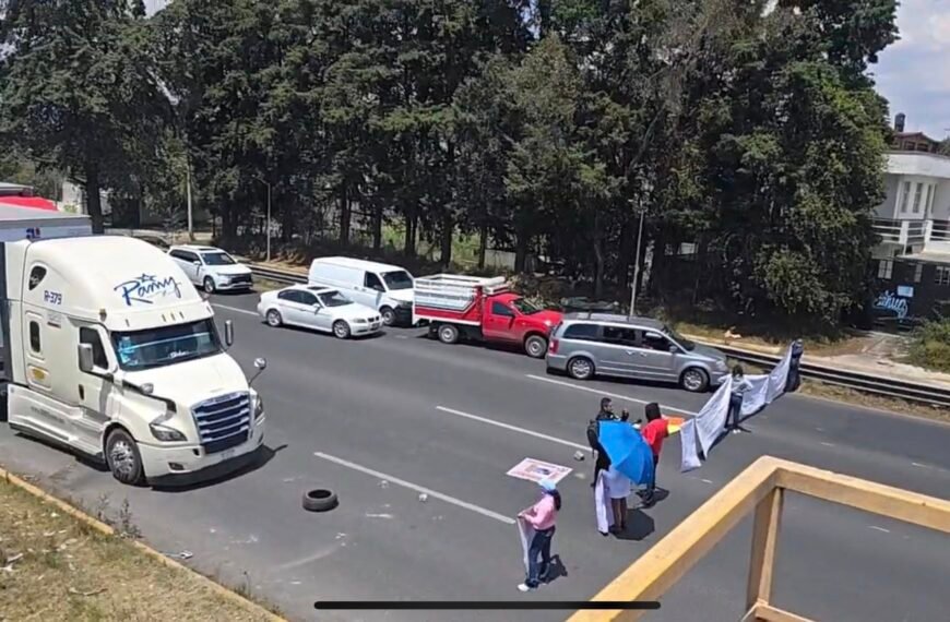Familiares de dos desaparecidos bloquean por horas la México-Toluca