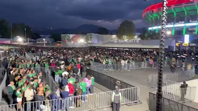 Entre protestas, caos y una tragedia: así fue la accidentada reapertura del Estadio Azteca