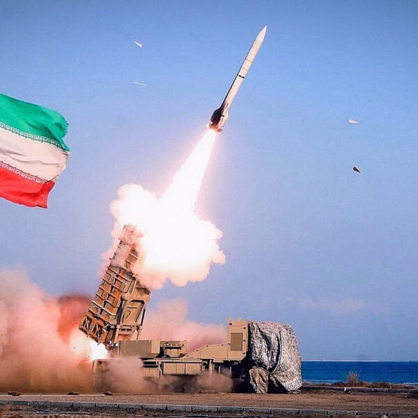 Trump suspende ataques ‘energéticos’ contra Irán y se inventa negociaciones de paz; intentaría controlar colapso de mercados. ¿Quién está ganando con la guerra?