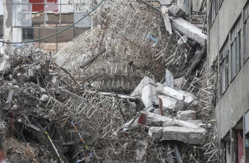 Edificio dañado por el sismo de 2017 colapsa en CDMX y deja tres víctimas fatales