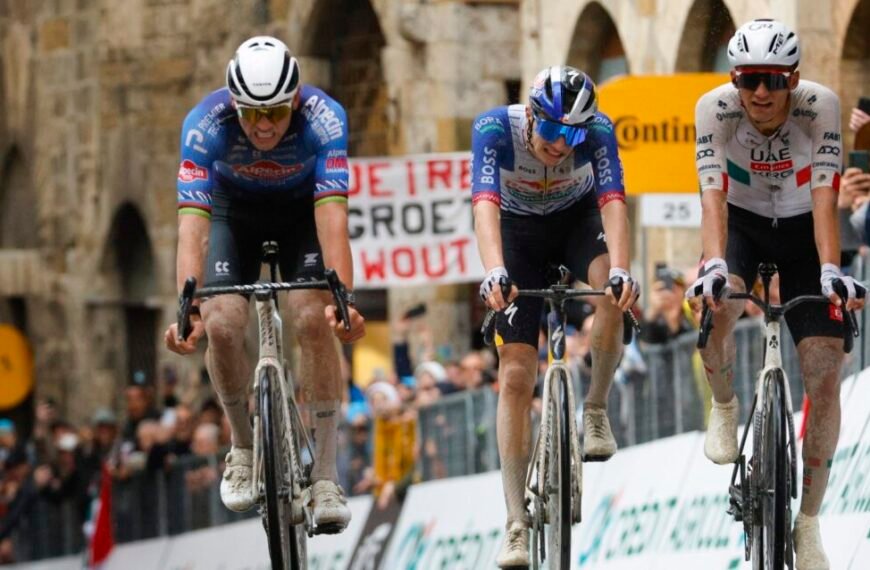 Isaac Del Toro, nuevo líder de la Tirreno-Adriático tras etapa épica en el barro. Video