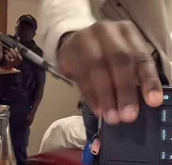 Agentes armados detienen a periodistas mexicanos que cubrían -con dron- a la Selección de Sudáfrica