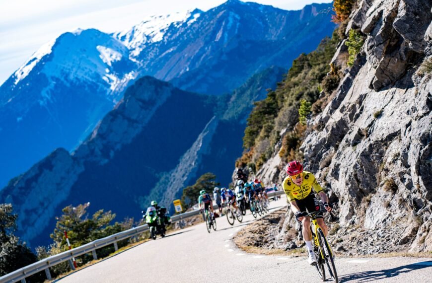 Primer mano a mano alpino del 2026 entre Vingegaard y Evenepoel en etapa reina de la Vuelta a Catalunya. Video