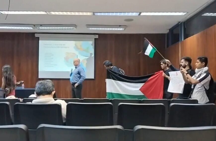 Protesta pro-Palestina irrumpe en conferencia de historiador israelí en la UNAM y lo obliga a retirarse