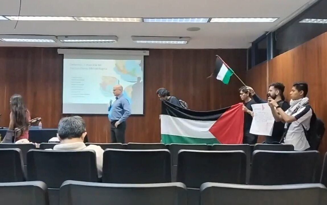 Protesta pro-Palestina irrumpe en conferencia de historiador israelí en la UNAM y lo obliga a retirarse