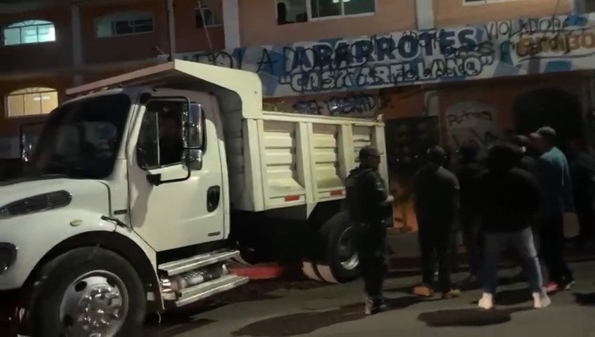 Estalla la furia en #Ocoyoacac: atacan tienda vinculada a acusados de agresión sexual